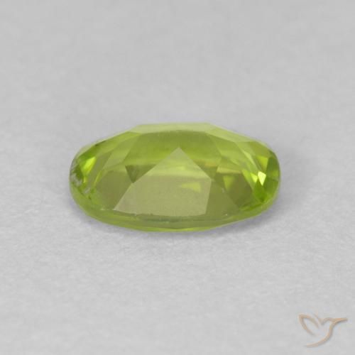 Péridot Vert moyen naturelle ovale, 0.88 ct, VVS
