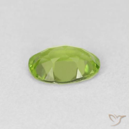 Péridot Vert jaunâtre naturelle ovale, 0.77 ct, VVS-VS
