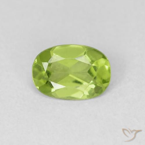 Péridot Vert moyen naturelle ovale, 0.78 ct, VVS-VS