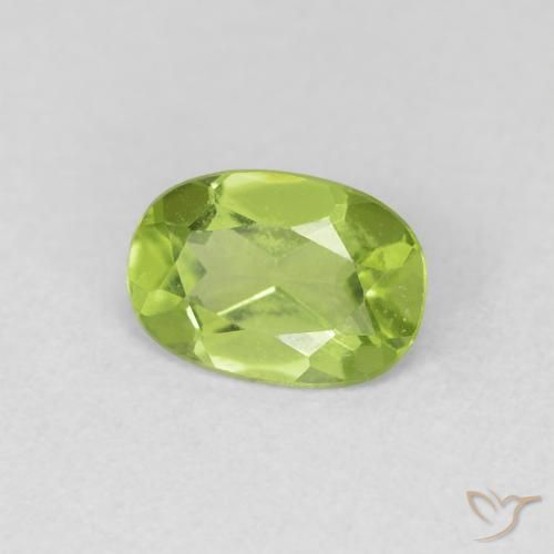Péridot Vert moyen naturelle ovale, 0.78 ct, VVS-VS