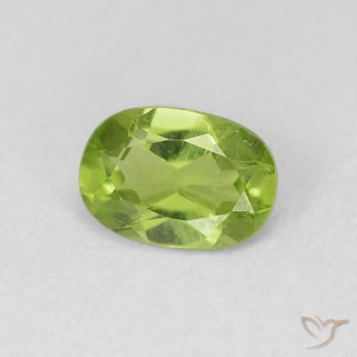 Péridot Vert moyen naturelle ovale, 0.88 ct, VVS-VS