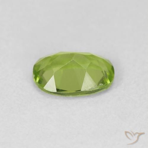 Péridot Vert moyen naturelle ovale, 0.88 ct, VVS-VS