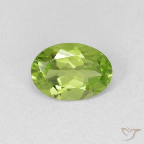 Péridot Vert moyen naturelle ovale, 0.84 ct, VVS-VS