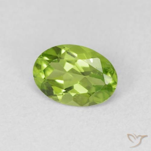 Péridot Vert moyen naturelle ovale, 0.84 ct, VVS-VS