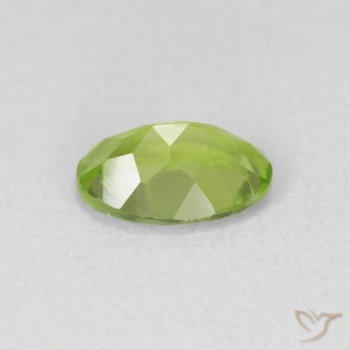 Péridot Vert moyen naturelle ovale, 0.84 ct, VVS-VS