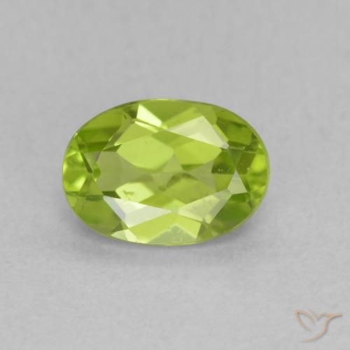 Péridot Vert moyen naturelle ovale, 0.92 ct, VS