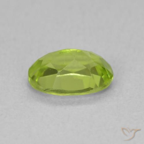 Péridot Vert moyen naturelle ovale, 0.92 ct, VS