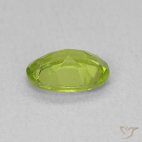 Péridot Vert moyen naturelle ovale, 0.85 ct, VS