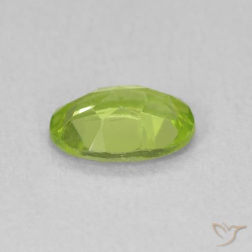Péridot Vert éclatant naturelle ovale, 0.75 ct, VS