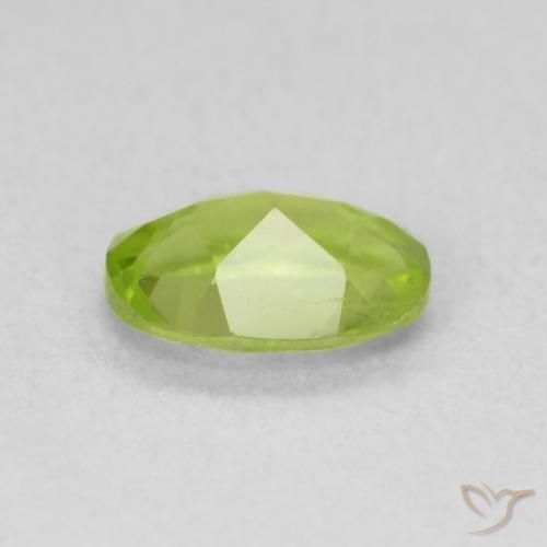 Péridot Vert moyen naturelle ovale, 0.85 ct, VS