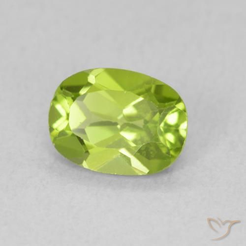 Péridot Vert moyen naturelle ovale, 0.91 ct, VS