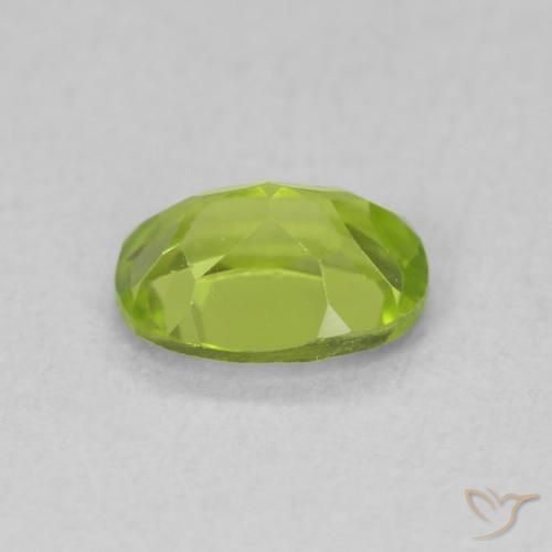 Péridot Vert moyen naturelle ovale, 0.91 ct, VS