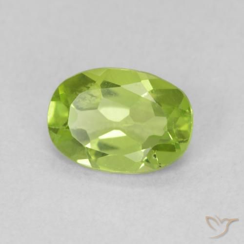 Péridot Vert moyen naturelle ovale, 0.83 ct, VS