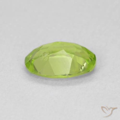 Péridot Vert moyen naturelle ovale, 0.83 ct, VS