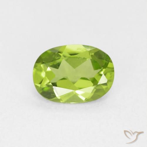 Péridot Vert moyen naturelle ovale, 0.88 ct, VVS-VS