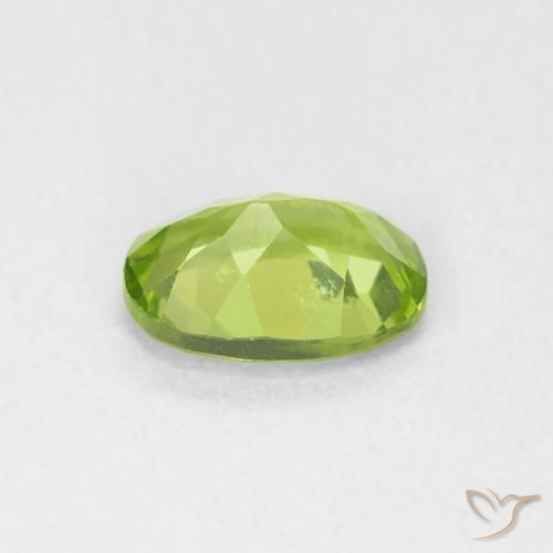 Péridot Vert moyen naturelle ovale, 0.88 ct, VVS-VS