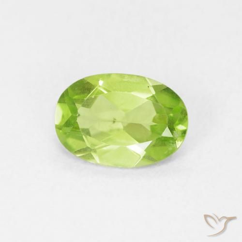 Péridot Vert moyen naturelle ovale, 0.77 ct, VVS-VS