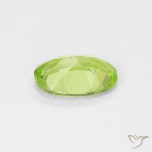 Péridot Vert moyen naturelle ovale, 0.77 ct, VVS-VS