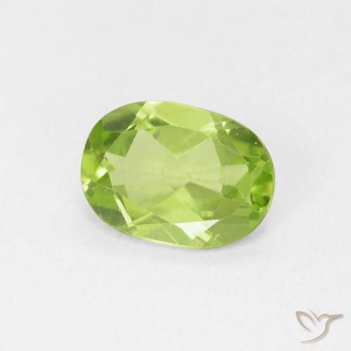 Péridot Vert moyen naturelle ovale, 0.88 ct, VVS-VS