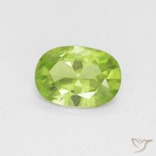 Péridot Vert moyen naturelle ovale, 0.77 ct, VVS-VS