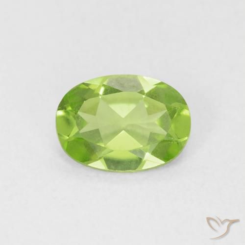 Péridot Vert moyen naturelle ovale, 0.78 ct, VVS-VS