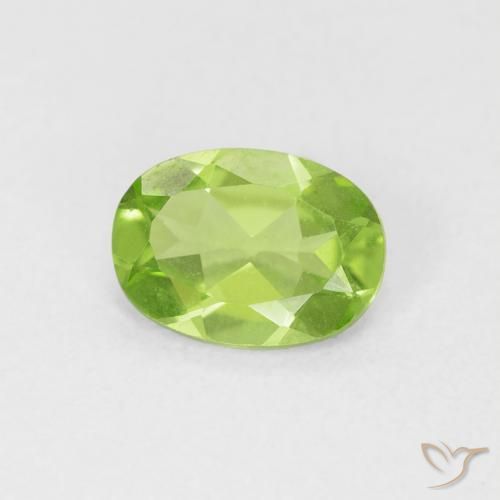 Péridot Vert moyen naturelle ovale, 0.78 ct, VVS-VS