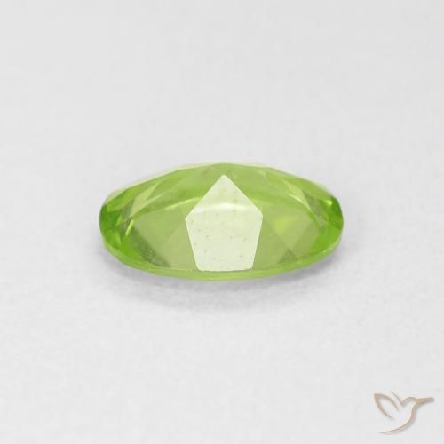 Péridot Vert moyen naturelle ovale, 0.78 ct, VVS-VS