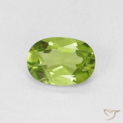 Péridot Vert moyen naturelle ovale, 0.92 ct, VVS-VS