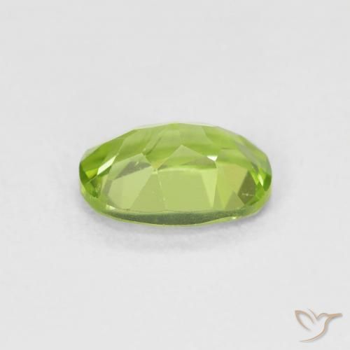 Péridot Vert moyen naturelle ovale, 0.92 ct, VVS-VS