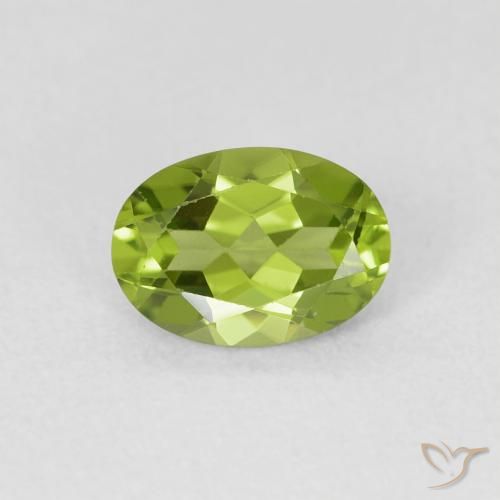 Péridot Vert moyen naturelle ovale, 0.88 ct, VVS-VS