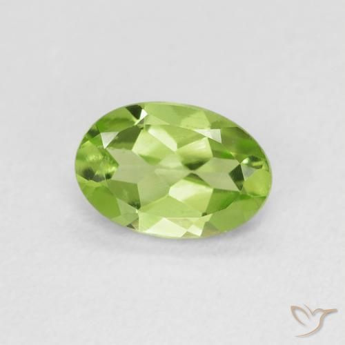 Péridot Vert vif et léger naturelle ovale, 0.74 ct, VVS-VS