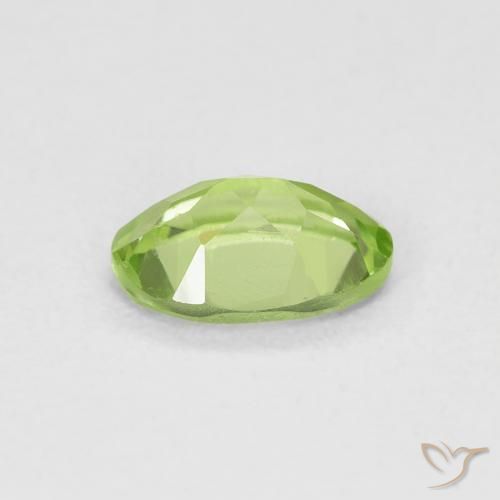 Péridot Vert vif et léger naturelle ovale, 0.74 ct, VVS-VS