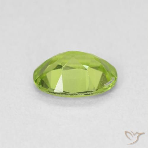 Péridot Vert éclatant naturelle ovale, 0.83 ct, VS