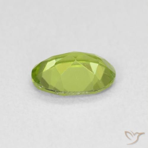 Péridot Vert éclatant naturelle ovale, 0.78 ct, VS