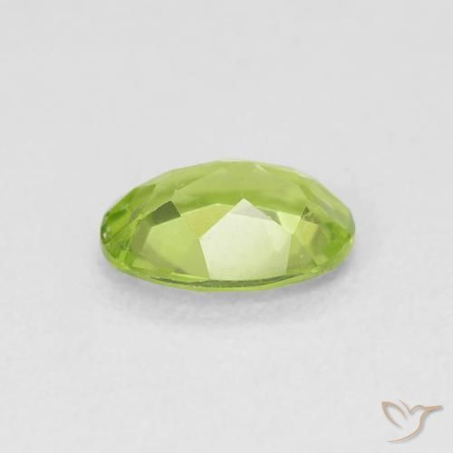 Péridot Vert éclatant naturelle ovale, 0.81 ct, VS