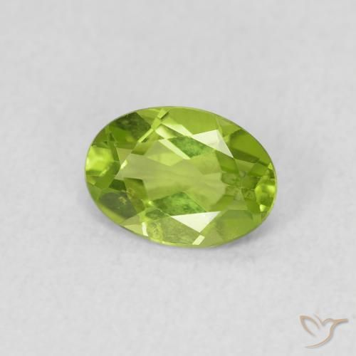 Péridot Vert éclatant naturelle ovale, 0.74 ct, VS