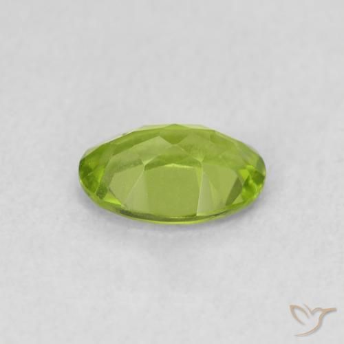 Péridot Vert éclatant naturelle ovale, 0.74 ct, VS