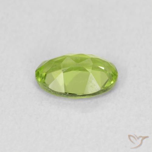 Péridot Vert vif et léger naturelle ovale, 0.76 ct, VS