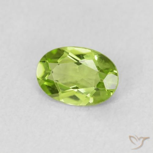 Péridot Vert moyen naturelle ovale, 0.69 ct, VS