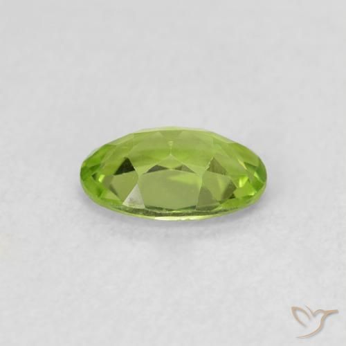 Péridot Vert moyen naturelle ovale, 0.69 ct, VS
