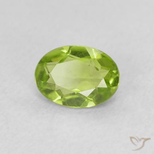 Péridot Vert moyen naturelle ovale, 0.82 ct, VS