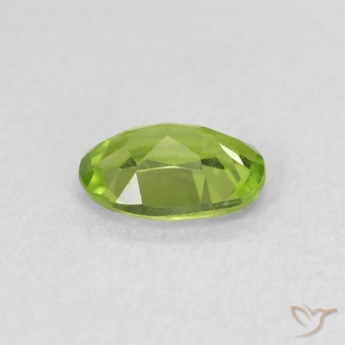 Péridot Vert éclatant naturelle ovale, 0.79 ct, VS