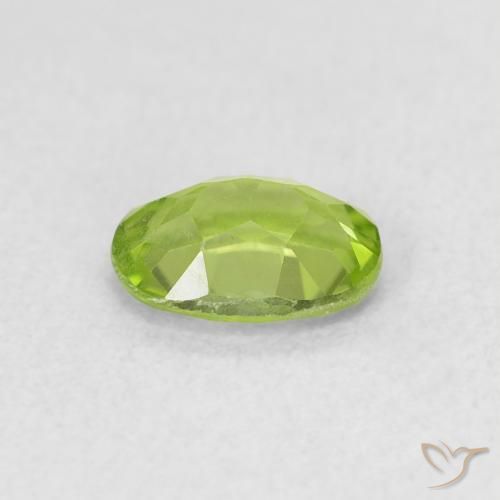 Péridot Vert moyen naturelle ovale, 0.84 ct, VS