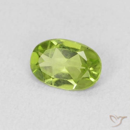 Péridot Vert éclatant naturelle ovale, 0.73 ct, VS