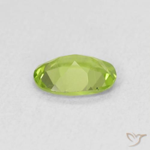 Péridot Vert éclatant naturelle ovale, 0.73 ct, VS
