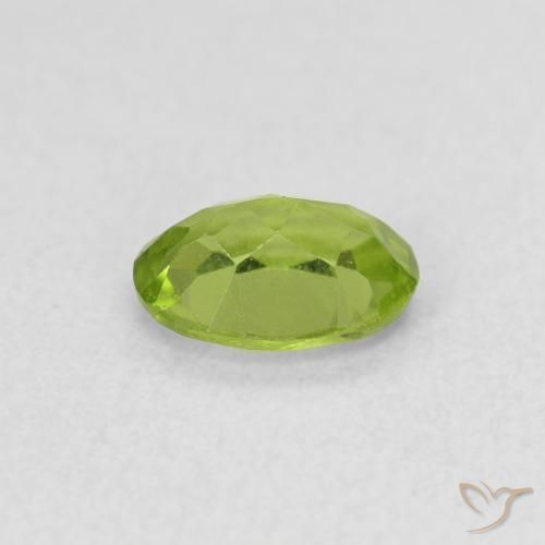 Péridot Vert jaunâtre vif naturelle ovale, 0.76 ct, VS