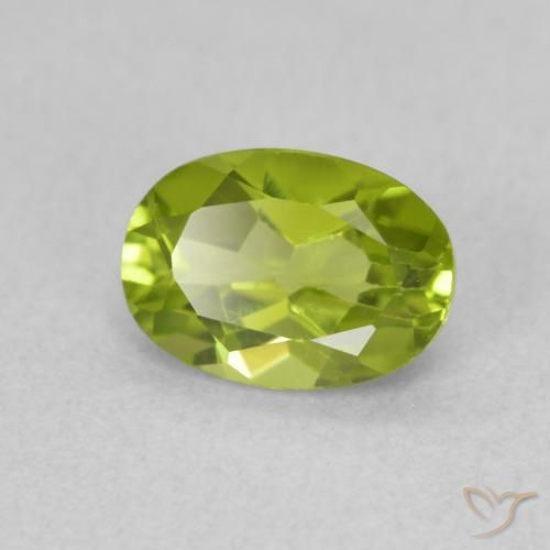Péridot Vert moyen naturelle ovale, 0.90 ct, VS