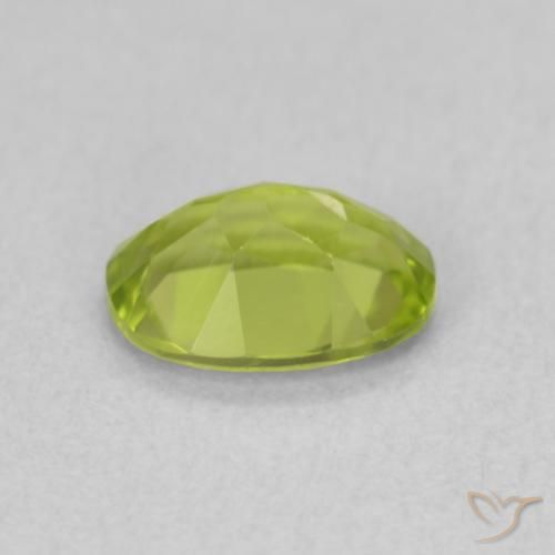 Péridot Vert moyen naturelle ovale, 0.90 ct, VS