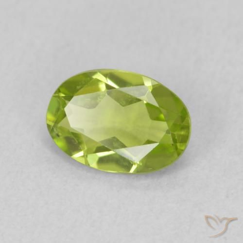 Péridot Vert éclatant naturelle ovale, 0.84 ct, VS