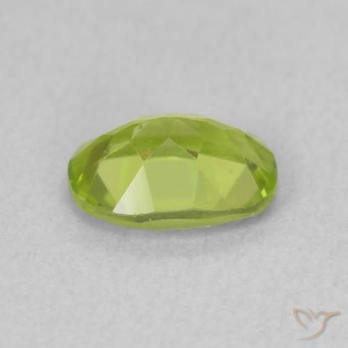 Péridot Vert clair naturelle ovale, 0.93 ct, VS